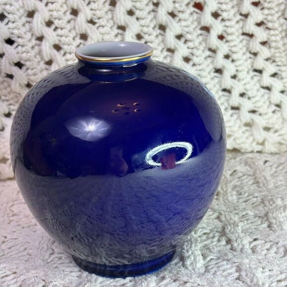 Japanese Arita Ware Fukagawa Seiji Blue White Porcelain Vase w/ Gold Trim Marked - Picture 7 of 7